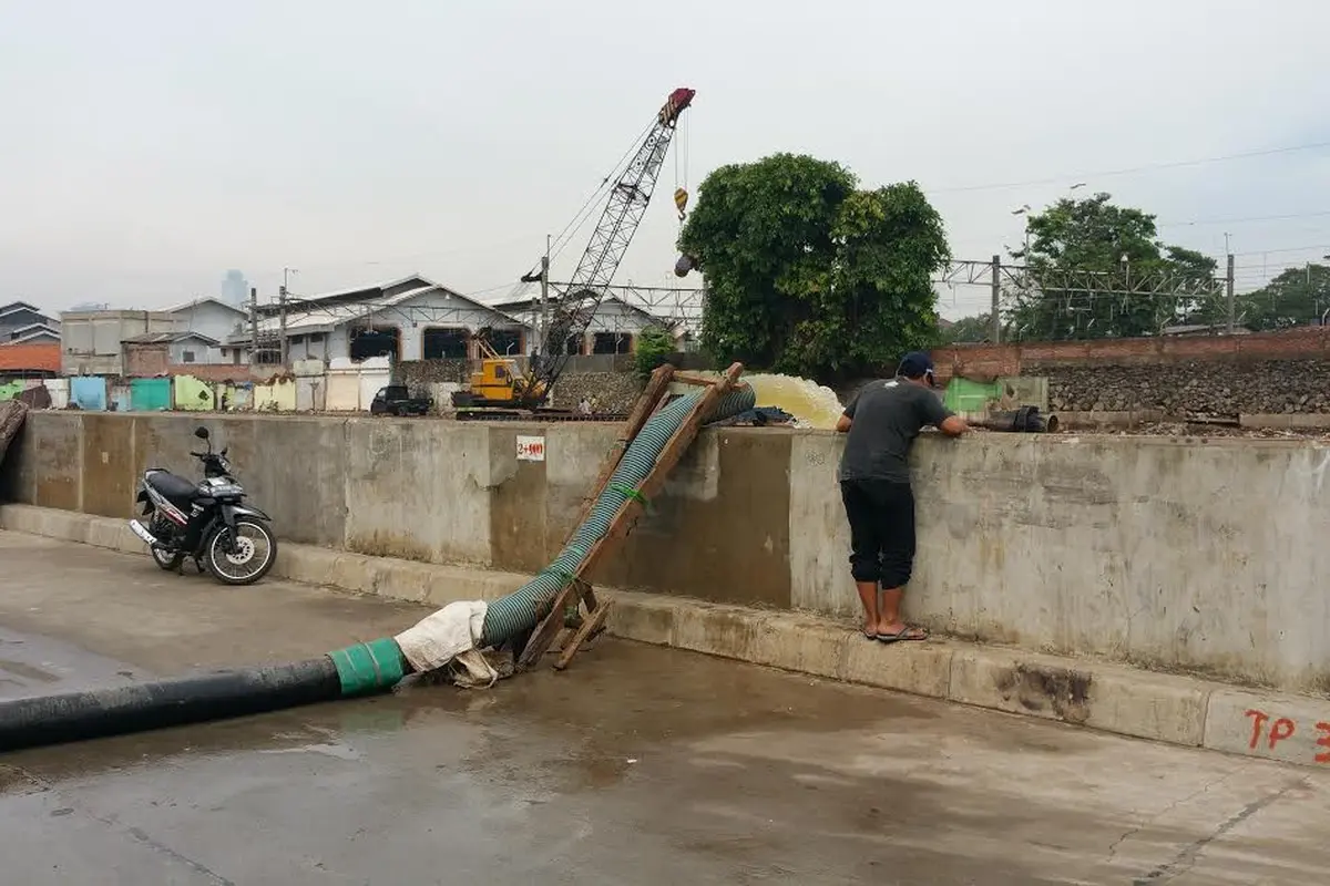 Pompa menyedot air banjir