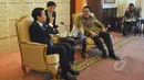 Ketua DPD RI Irman Gusman (kanan) berbincang dengan Gubenur Gyeonggi Republik Korea YM.Mr Nam Kung Pil (kiri) dan rombongan di Ruang Delegasi, Komplek Parlemen, Senayan, Jakarta, Senin (11/5/2015). (Liputan6.com/Andrian M Tunay)