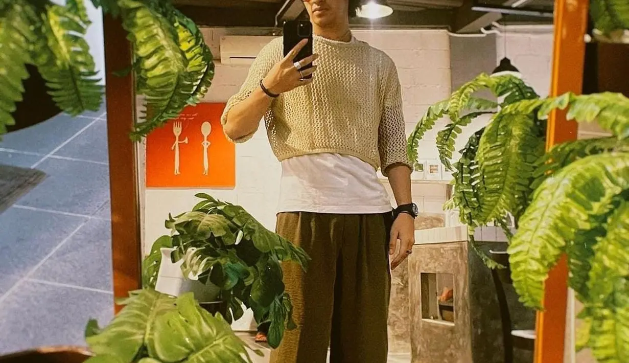 Beda dari sebelumnya, kali ini Abidzar memakai inner putih dan outer beige. Menambah kesan fashionable, Abidzar memakai topi. [instagram/abidzar73]