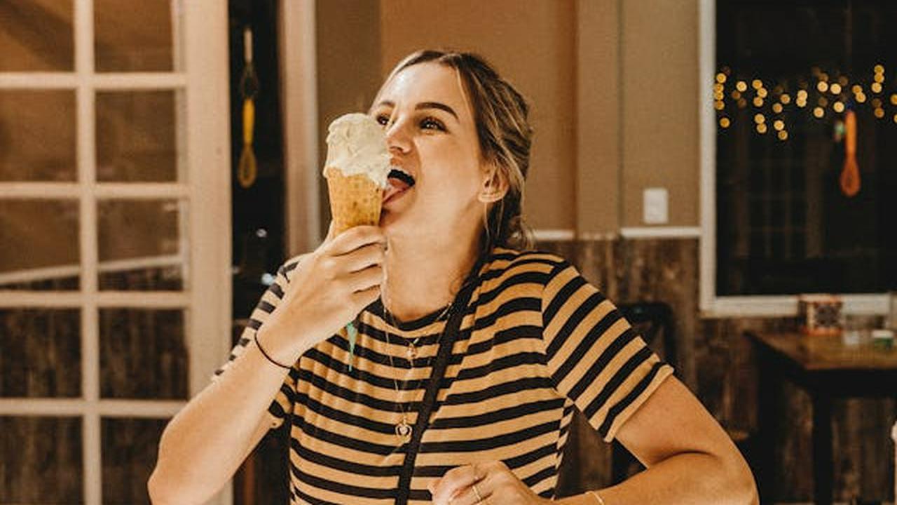 Ilustrasi Wanita sedang Memakan Es Krim