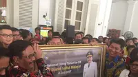 Gubernur DKI Jakarta Djarot Saiful Hidayat mendapat kejutan di hari ulang tahunnya, Kamis (6/7/2017). (Liputan6.com/Delvira Chaerani Hutabarat)