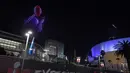Sebanyak 500 drone terbang membentuk pemain sepak bola saat Super Bowl LVI Drone Show di atas Los Angeles Convention Center, California, Amerika Serikat, 11 Februari 2022. The Rams dijadwalkan bertanding melawan Cincinnati Bengals dalam Super Bowl pada 13 Februari 2022. (AP Photo/Damian Dovarganes)