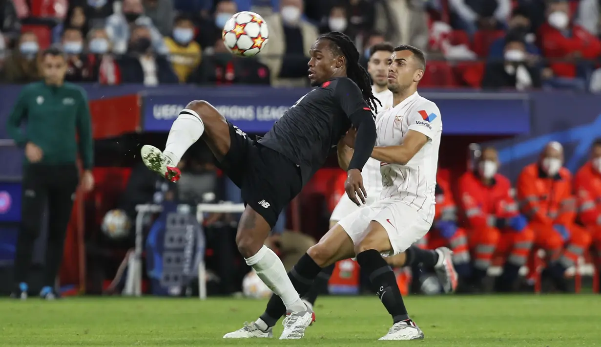 Gelandang Lille, Renato Sanches berebut bola dengan gelandang Sevilla, Joan Jordan pada babak lanjutan Grup G Liga Champions di stadion Ramon Sanchez Pizjuan, Rabu (3/11/2021) dinihari WIB. Sevilla tumbang 1-2 di tangan Lille. (AP Photo/Angel Fernandez)
