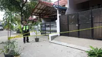 Petugas keamanan memberi garis polisi di tempat Penyidik KPK Novel Baswedan diserang oleh orang tak dikenal, Jakarta, Selasa (11/4). Serangan tersebut menyebabkan Novel terluka di kelopak mata dan sekitar wajah. (Liputan6.com/JohanTallo)