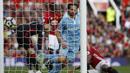 Proses terjadinya gol gelandang Stoke, Joe Allen, ke gawang Manchester United. Petaka bagi MU terjadi pada menit ke-89 dimana Stoke berhasil mencetak gol yang membuat kedudukan menjadi imbang 1-1 hingga laga usai. (Reuters/Russell Cheyne)