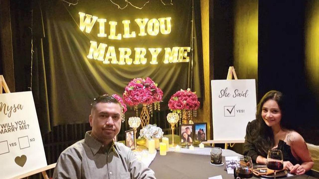 Potret Mawar AFI Dilamar Kekasih Kevin Wazeng, Kejutan Romantis dengan Mawar Merah