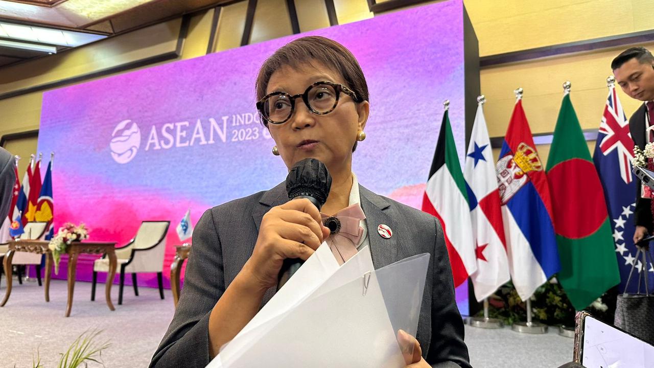 Menteri Luar Negeri RI Retno Marsudi saat ditemui media setelah pertemuan menlu ASEAN di Kantor Sekretariat ASEAN, Jakarta, Senin (4/9/2023). (Liputan6.com/Benedikta Miranti)
