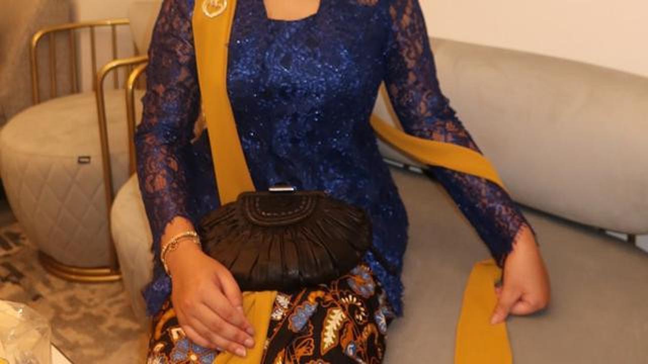 6 Potret Mayangsari dan Khirani Trihatmodjo Kompak Pakai Kebaya Biru di Acara Solo