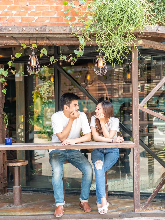 couple mei tampak akrab dan hangat