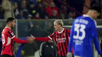 Pemain AC Milan, Theo Hernandez, merayakan gol yang dicetaknya ke gawang Como dalam pertandingan giornata 19 Serie A Liga Italia di Giuseppe Sinigaglia, Rabu (15/1/2025) dini hari WIB. AC Milan mencuri tiga poin dari markas Como lewat kemenangan 2-1. (Antonio Saia/LaPresse via AP)