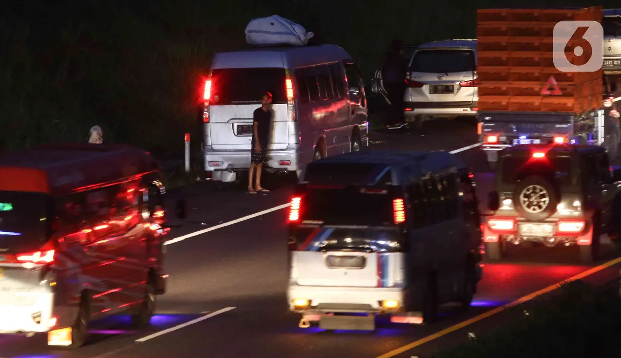 <p>Kendaraan pemudik berhenti untuk istirahat di tepian ruas jalan tol Cikopo-Palimanan, Jawa Barat, Kamis (28/4/2022). Ruas jalan tol yang mengalami peningkatan menyebabkan sebagian pemudik memilih untuk beristirahat di tepi jalan tol meski hal tersebut melanggar pertaturan yang berlaku. (Liputan6.com/Herman Zakharia)</p>
