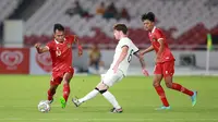 Pemain Timnas Indonesia U-20, Robi Darwis (kiri) berusaha menghalau bola dari pemain Selandia Baru, Fin Ngahina Roa Conchie pada laga International Friendly Match U-20 di Stadion Utama Gelora Bung Karno (SUGBK), Jakarta, Minggu (19/02/2023). (Bola.com/Ikhwan Yanuar)