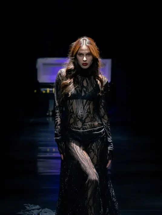 Valerie Thomas keluar dari peti mengenakan dress panjang semi transparan warna hitam [@valerieethomas]