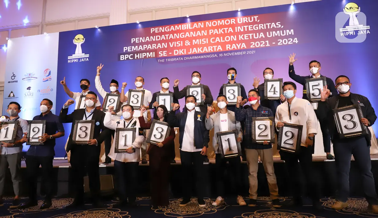 Ketua Umum BPD HIPMI Jaya, Sona Maesana (tengah) foto bersama 18 balon ketua umum usai pengambilan nomor urut pada pemilihan Badan Pengurus Cabang (BPC) Se-DKI Jakarta Raya periode 2021-2024 di The Tribrata Darmawangsa Jakarta, Selasa (16/11/2021). (Liputan6.com/HIPMI Jaya)