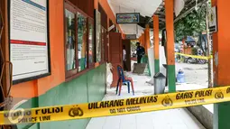 Warga melihat ruang kelas SDN Kalibaru 6 yang ambruk di Jalan Mandor Samin, Cilodong, Depok, Jawa Barat, Jumat (26/2/2016). Sebanyak 4 ruangan kelas dan guru di SDN Kalibaru 6 ambruk karena tingginya curah hujan. (Liputan6.com/Yoppy Renato)