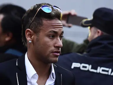 Neymar memenuhi panggilan pihak berwenang Kantor Pengadilan Spanyol, Madrid,  Selasa (2/2/2016). Neymar diduga terlibat penggelapan pajak. (AFP/Javier Soriano)