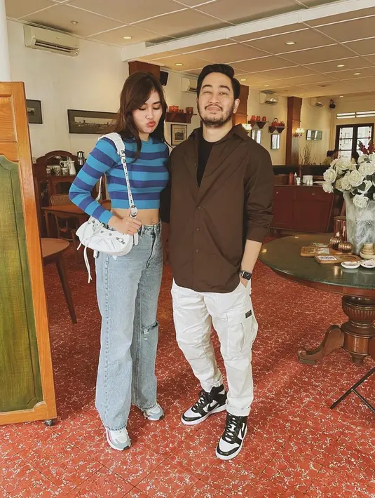 <p>Gaya mix and match sneakers (Foto: Instagram @ritchieismail)</p>