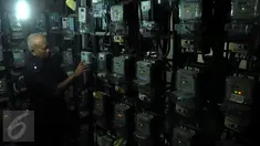 Petugas melakukan pengecekan meteran listrik di ruang panel listrik di Kawasan Pejompongan, Jakarta, Senin (2/1). Februari, PT PLN (Persero) kembali menurunkan tarif dasar listrik (TDL) untuk 12 golongan pelanggan nonsubsidi. (Liputan6.com/Faisal R Syam)