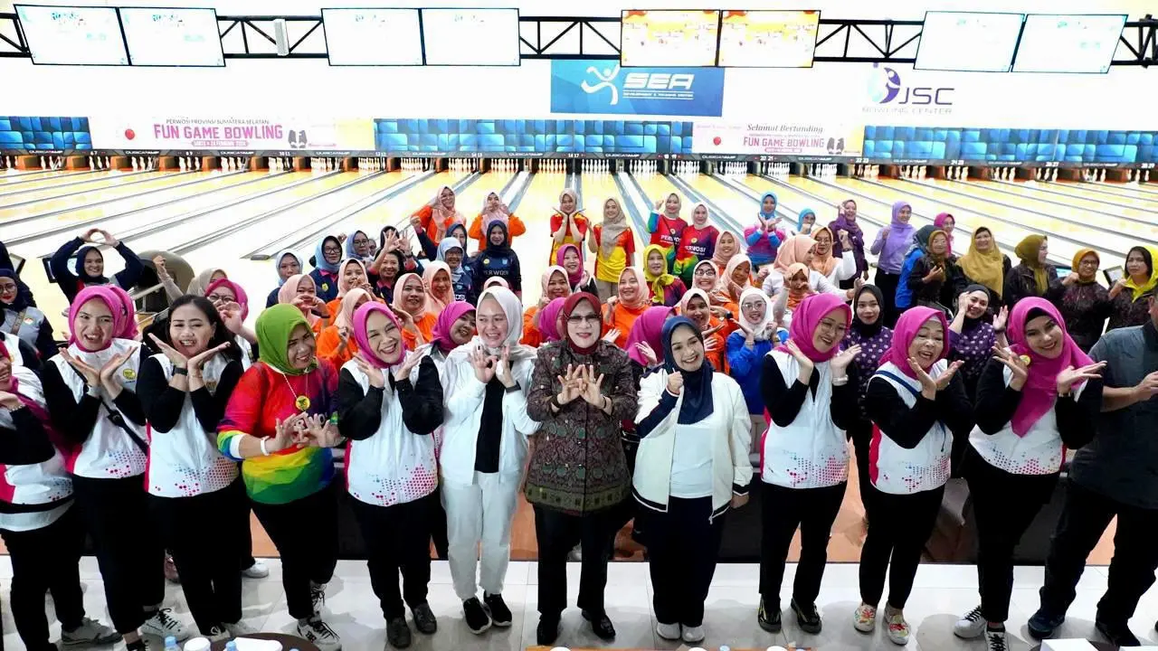 Penjabat (Pj) Ketua Tim Penggerak (TP) Pemberdayaan Kesejahteraan Keluarga (PKK) Sumatera Selatan (Sumsel) Tyas Fatoni membuka Fun Game Bowling Perwosi Sumsel (Istimewa)