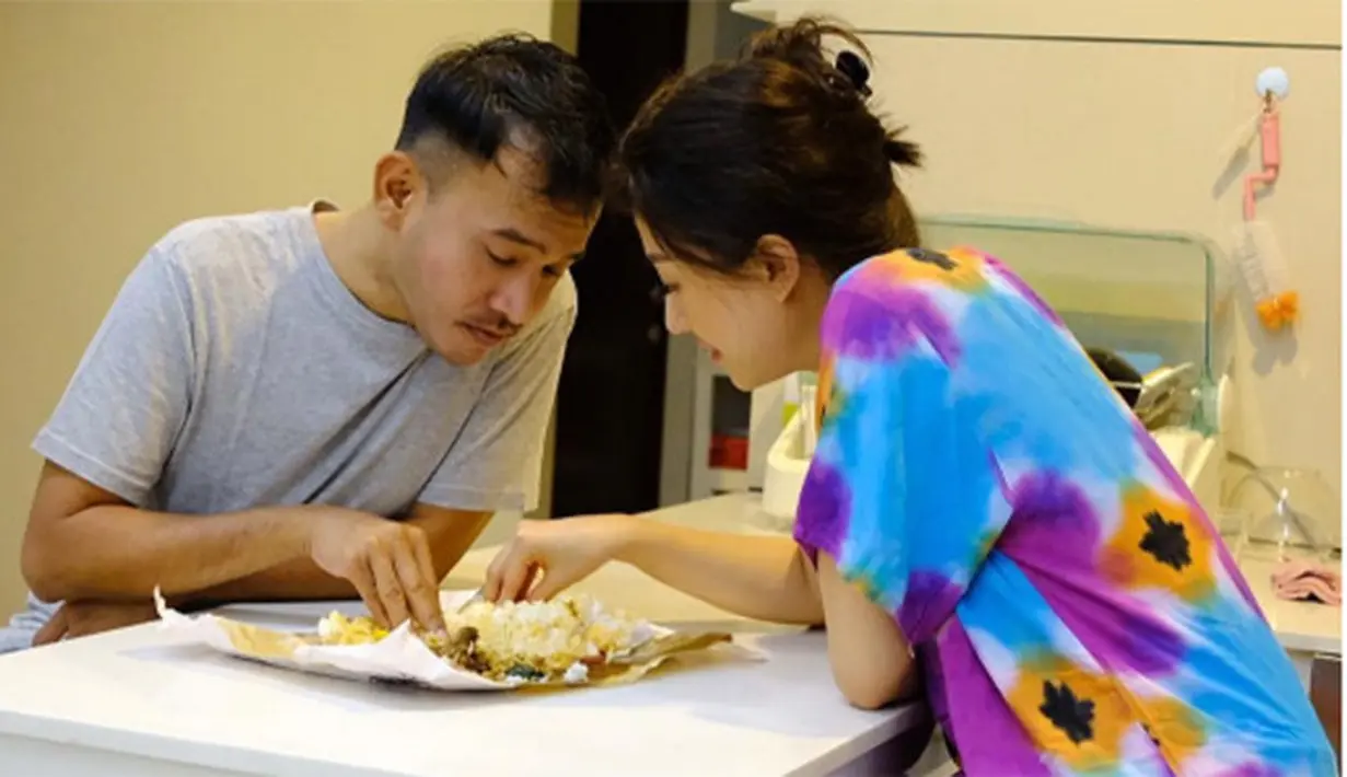 Sebelum akhirnya pasangan ini menikah, Sarwendah mengaku hingga empat kali Ruben Onsu 'nembak'. Pertama kali, presenter itu nembak di pantai, tapi Wendah masih belum percaya. (Instagram)