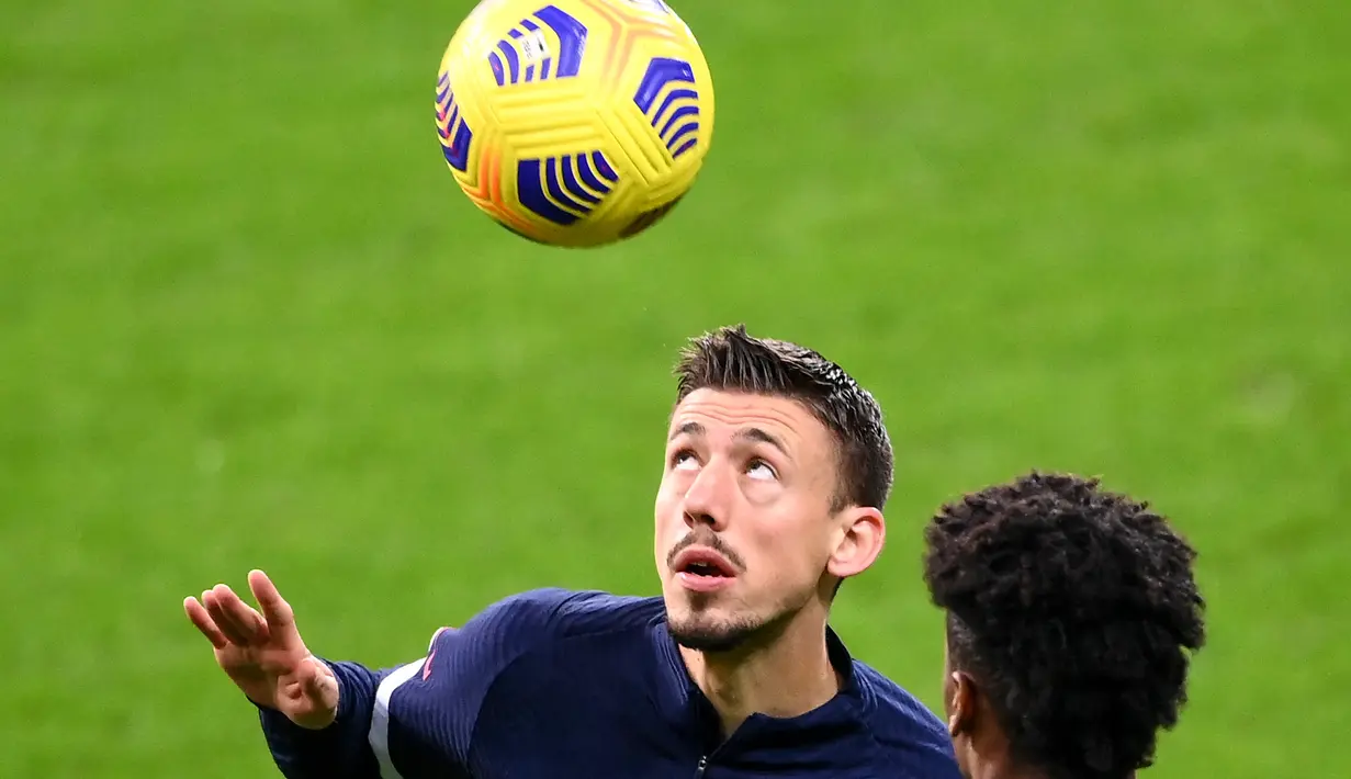 Bek Prancis, Clement Lenglet mengontrol bola selama mengikuti sesi latihan di stadion Stade de France di Saint-Denis, Paris (16/11/2020). Prancis akan menghadapi Swedia pada matchday Grup A3 UEFA Nations League 2020/21 di Stade de France, Saint-Denis, Paris. (AFP/Franck Fife)
