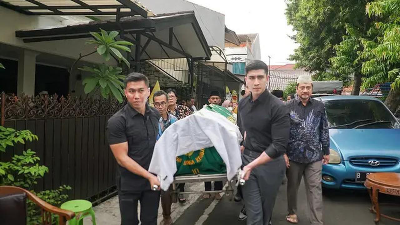 Sang Nenek Meninggal Dunia, Ini 6 Potret Verrell Bramasta Antar ke Peristirahatan Terakhir