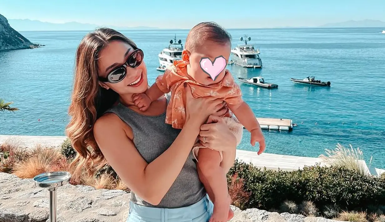 Dipuji pandai mengurus buah hati dan penampilan, tak sedikit orang yang sering berkomentar ingin menjadi Nikita Willy. Parenting kakak Winona Willy ini pun sering dipuji dan dicontoh oleh para pengikut Instagramnya. Sejak menikah dan dikaruniai anak, bintang sinetron Bulan dan Bintang ini fokus mengurus Baby Izz tanpa baby sitter sejak lahir hingga kini Baby Izz hampir berusia 1 tahun. (Liputan6.com/IG/@nikitawillyofficial94)