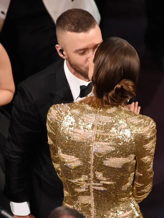 Penyanyi dan aktor, Justin Timberlake mencium sang istri, Jessica Biel saat tampil pada ajang Oscar 2017 di Hollywood, California, AS (26/2). Justin dan Jessica Biel terlihat mesra saat menghadiri acara tersebut. (Photo by Chris Pizzello/Invision/AP)