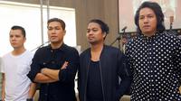 "Makanya kenapa judul albumnya Maju Terus Pantang Mundur ya itu doa. Ini juga statement untuk anak-anak band yang baru untuk bisa terus berkarya aja," lanjut Rizal. (Nurwahyunan/Bintang.com)