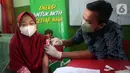 Salah satu siswa saat divaksin di SDN Jatiasih IV Bekasi (17/03/2022).Program percepatan vaksinasi COVID-19 bagi anak usia 6-11 tahun hasil kolaborasi KSP dan Nestlé MILO bentuk dukungan membagikan 4 juta produk MILO UHT bagi 4.000 Sekolah Dasar di 50 kota di seluruh Indonesia.(Liputan6.com/HO/Milo)