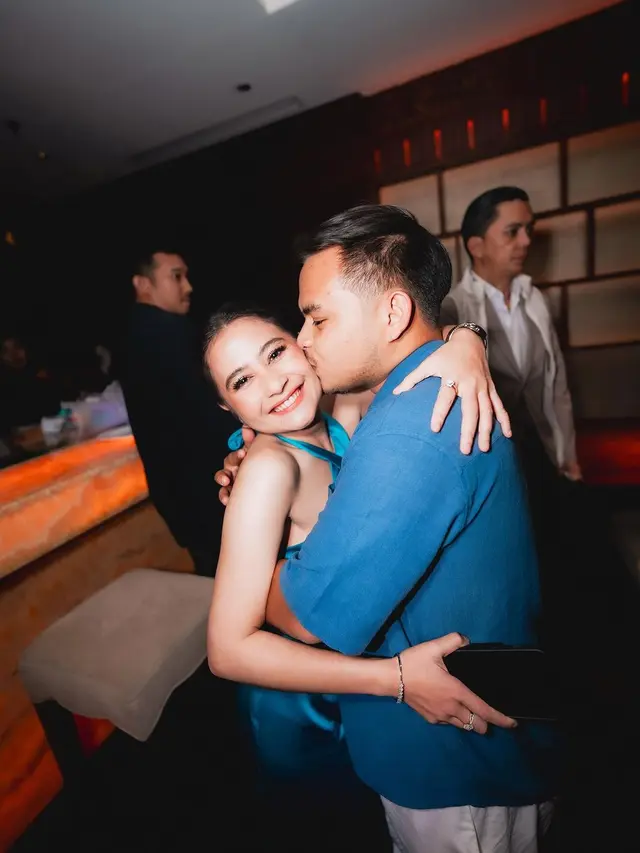 6 Potret Prilly Latuconsina di Gala Premiere Film Bolehkah Sekali Saja Kumenangis