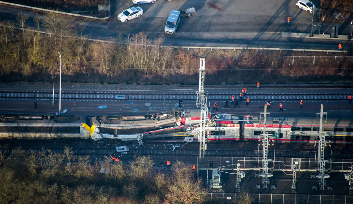 Kondisi kereta api yang mengalami kecelakaan di di Luxembourg bagian selatan, Selasa (14/1). Kereta barang dan kereta penumpang bertabrakan yang menyebabkan satu orang tewas. (Luxembourg Police Grand Ducale via AP)