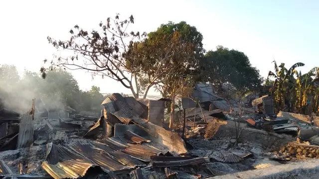 Aksi pembakaran, dipicu karena salah seorang warga desa tetangga yang ditikam dan tewas.(Liputan6.com/Ahmad Akbar Fua)
