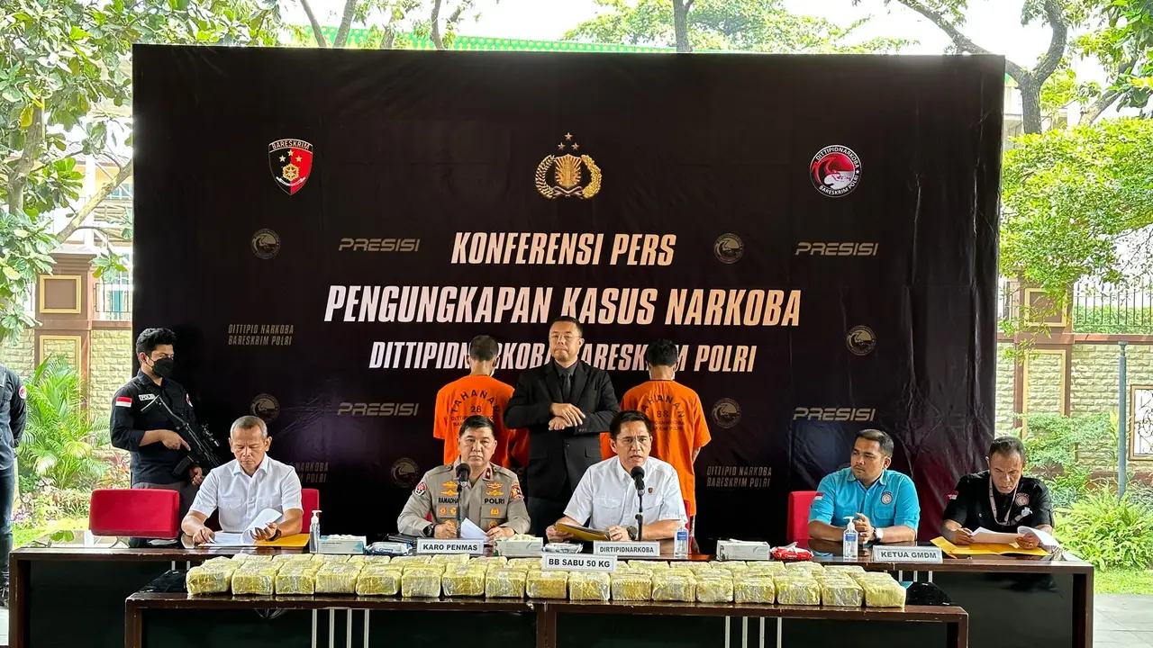 Dirtipid Narkoba Bareskrim Polri Brigjen Krisno Halomoan Siregar menggelar konferensi pers terkait pengungkapan peredaran narkoba jenis sabu seberat 50 kilogram yang berasal dari Malaysia. (Liputan6.com/Nanda Perdana Putra)