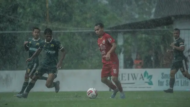 Gelandang sayap Persija, Novri Setiawan, saat beruji coba dengan Persikabo di Lapangan PSSN, Depok, Selasa (15/9/2020).