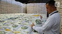 Bantuan beras ini berasal dari cadangan beras pemerintah (CBP) di Gudang Bulog, yang diharapkan bisa menekan inflasi beras di dalam negeri akibat fenomena alam El Nino. (merdeka.com/Imam Buhori)