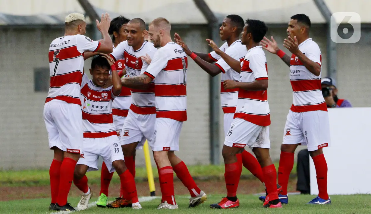 Para pemain Madura United merayakan gol yang dicetak oleh Miswar Saputra pada laga Piala Menpora 2021 di Stadion Si Jalak Harupat, Bandung, Jawa Barat, Selasa (23/3/2021). Madura United menang 2-1 atas PSS Sleman. (Bola.com/M Iqbal Ichsan)