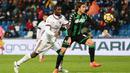 Pemain AC Milan, Cristian Zapata (kiri) berusaha merebut bola dari pemain Sassuolo, Alessandro Matri pada lanjutan Serie A di Mapei Stadium, Reggio Emilia, Italia, (5/11/2017). Milan menang 2-0. (Elisabetta Baracchi/ANSA via AP)