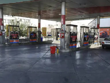 Sebuah pompa bensin kosong karena mesin pengisian bahan bakar tidak berfungsi di Teheran, Iran, Selasa (26/10/2021). Sebuah serangan siber mengganggu distribusi bensin di SPBU seluruh Iran yang menyebabkan penghentian layanan. (AP Photo/Vahid Salemi)