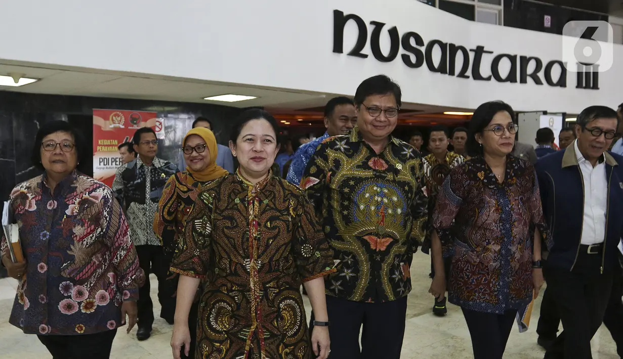 Ketua DPR Puan Maharani bersama Menko Perekonomian Airlangga Hartarto (ketiga kanan) jelang penyerahan draft RUU Omnibus Law di Kompleks Parlemen, Senayan, Jakarta, Rabu (12/2/2020). Pemerintah mengajukan RUU Omnibus Law Cipta Lapangan Kerja dan RUU Omnibus Law Perpajakan. (Liputan6.com/Johan Tallo)