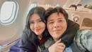 Selfie di dalam pesawat, Via Vallen tampil kompak dengan suami. Via Vallen tampak mengenakan jaket biru, mengalungkan lengannya di pundak suami yang mengenakan atasan bermotif abstrak. Foto: Instagram.