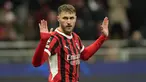 Pemain AC Milan, Santiago Gimenez menolak melakukan selebrasi setelah mencetak gol ke gawang Feyenoord dalam laga leg 2 play off Liga Champions 2024/2025 di San Siro, Milan, Italia, Rabu (19/02/2025) dini hari WIB. (AP Photo/Luca Bruno)