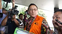 Mantan Ketua DPD Irman Gusman mendatangi Gedung KPK, Jakarta, Selasa (11/10). Tersangka kasus suap kuota gula impor itu tampak terburu-buru memasuki lembaga anti surah tersebut. (Liputan6.com/Helmi Afandi)