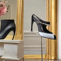 Koleksi ini dipresentasikan sebagai sebuah eksplorasi tentang sensualitas yang bukan sekadar estetika, melainkan ekspresi identitas perempuan yang kuat dan sadar akan pilihan gayanya. [Dok/Roger Vivier]