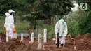 Petugas menyiapkan pemakaman pasien Covid-19 di TPU Tegal Alur, Jakarta, Rabu (15/4/2020). Pemprov DKI Jakarta menyediakan dua Tempat Pemakaman Umum yang dijadikan lokasi pemakaman pasien meninggal akibat Covid-19, yakni TPU Pondok Ranggon dan Tegal Alur. (Liputan6.com/Helmi Fithriansyah)