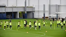 Para pemain Manchester City mengikuti sesi latihan jelang menghadapi Atalanta pada pertandingan Liga Champions, City Football Academy, Manchester, Inggris, Senin (21/10/2019). (Paul ELLIS/AFP)
