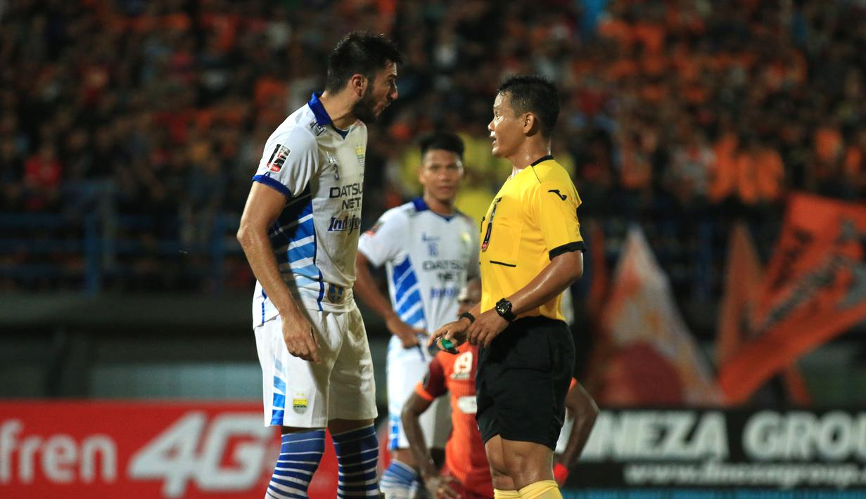 Wasit memperingatkan Vladimir Vujovic setelah melakukan pelanggaran terhadap pemain Borneo FC dalam laga leg pertama perempatfinal Piala Presiden 2015 di Stadion Segiri, Samarinda, Minggu (20/9/2015). (Bola.com/M. Ridwan)
