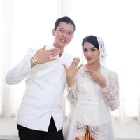 Akhirnya Ririn Ekawati resmi menikah dengan seorang pengusaha, Ferry Wijaya. (via Mario Markoneng)