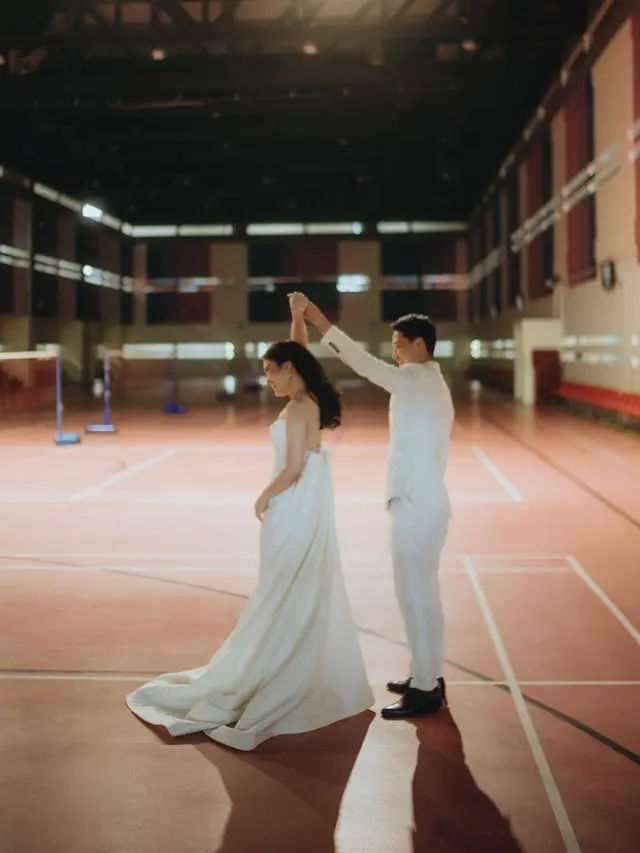 Nuansa Putih Bersih, Ini 7 Potret Prewedding Kevin Sanjaya dan Valencia Tanoe di Lapangan Badminton