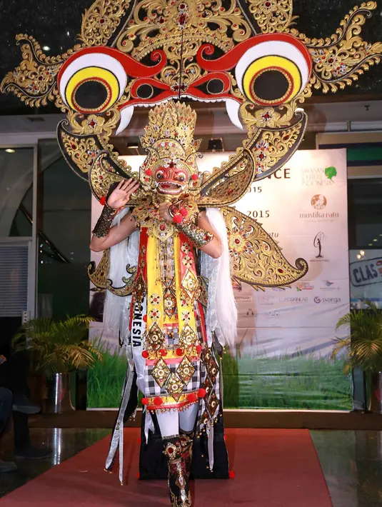 Baju yang bertema Mythical Eyes on Barong. Busana ini memiliki berat 27 kilogram. Diceritakan Dynand, saat membuat busana ini ia terinspirasi dari Barong Bali. (Galih W. Satria/Bintang.com)